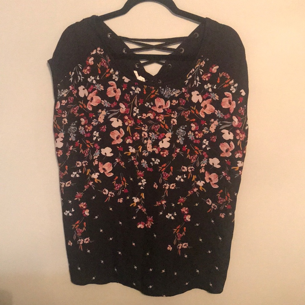 Short sleeved blouse with floral design